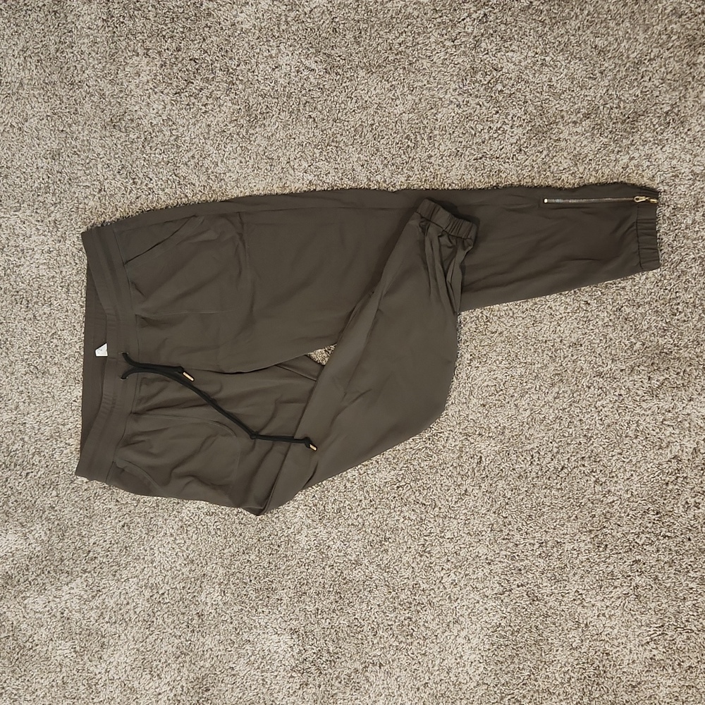 Zyia Olive zippered peak joggers 24'' GUC